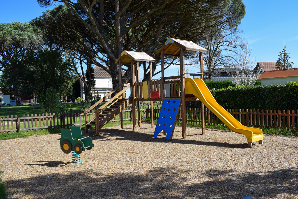 Aire de jeux pour enfants, Saint-Julien-en-Born - photo 3