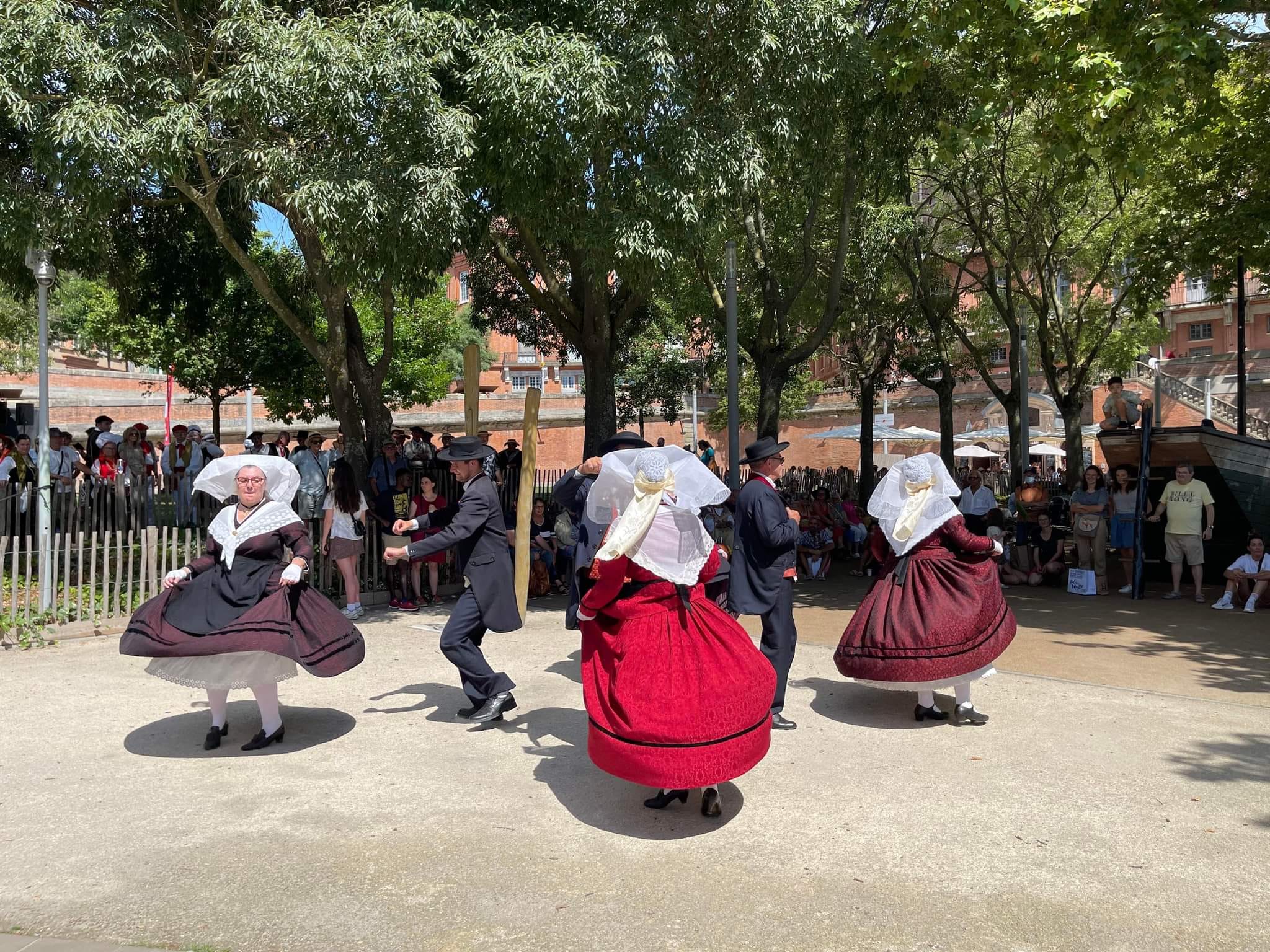 Les visiteurs du soir : Spectacle folklorique d'un groupe de Macédoine