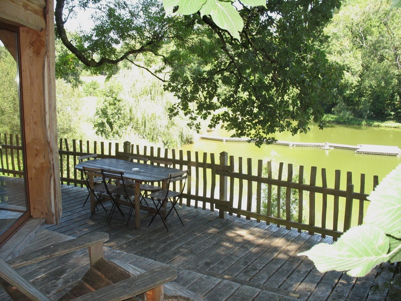 Château Gauthié : Cabane Gite dans les arbres au bord du lac