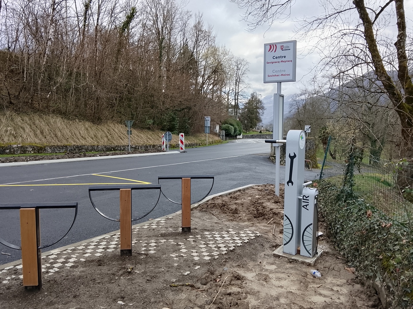 Station de réparation vélos Sévignacq-Meyracq - Arrêt de bus