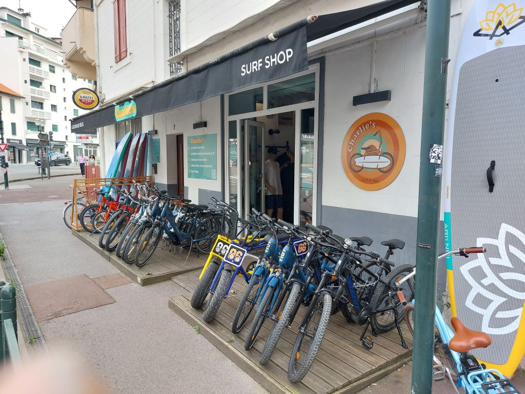 Charlie's surf and bike : location vélos et planches de surf — photo 2