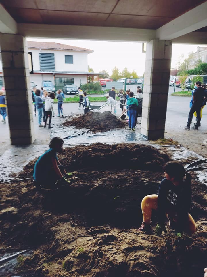 Tout le monde dehors