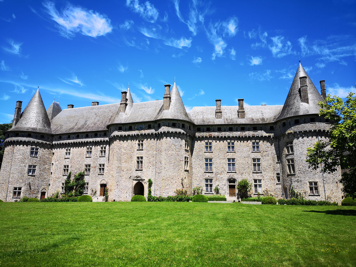 Château de Pompadour et Ecuries de l'Orangerie — Parcs & Jardins à Corrèze
