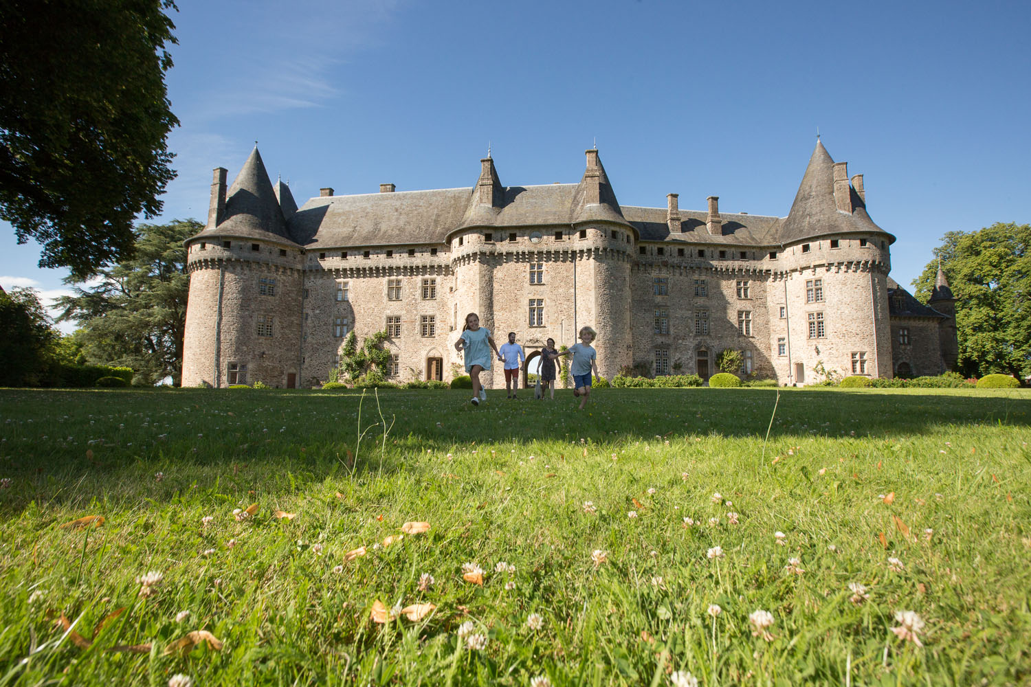 Château de Pompadour et Ecuries de l'Orangerie — photo 2