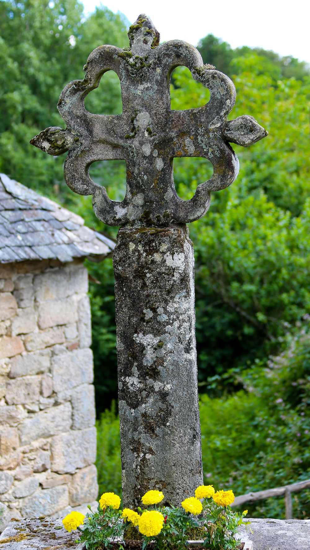 Croix de chemin fleurdelisée