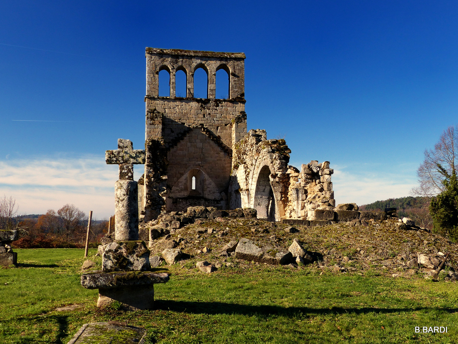 Les ruines de l'église du vieux bourg