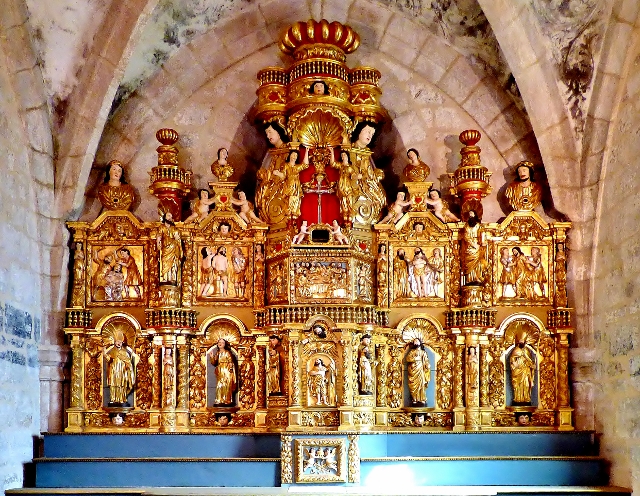 Retable en bois sculpté du XVII°s (Eglise St Pierre)
