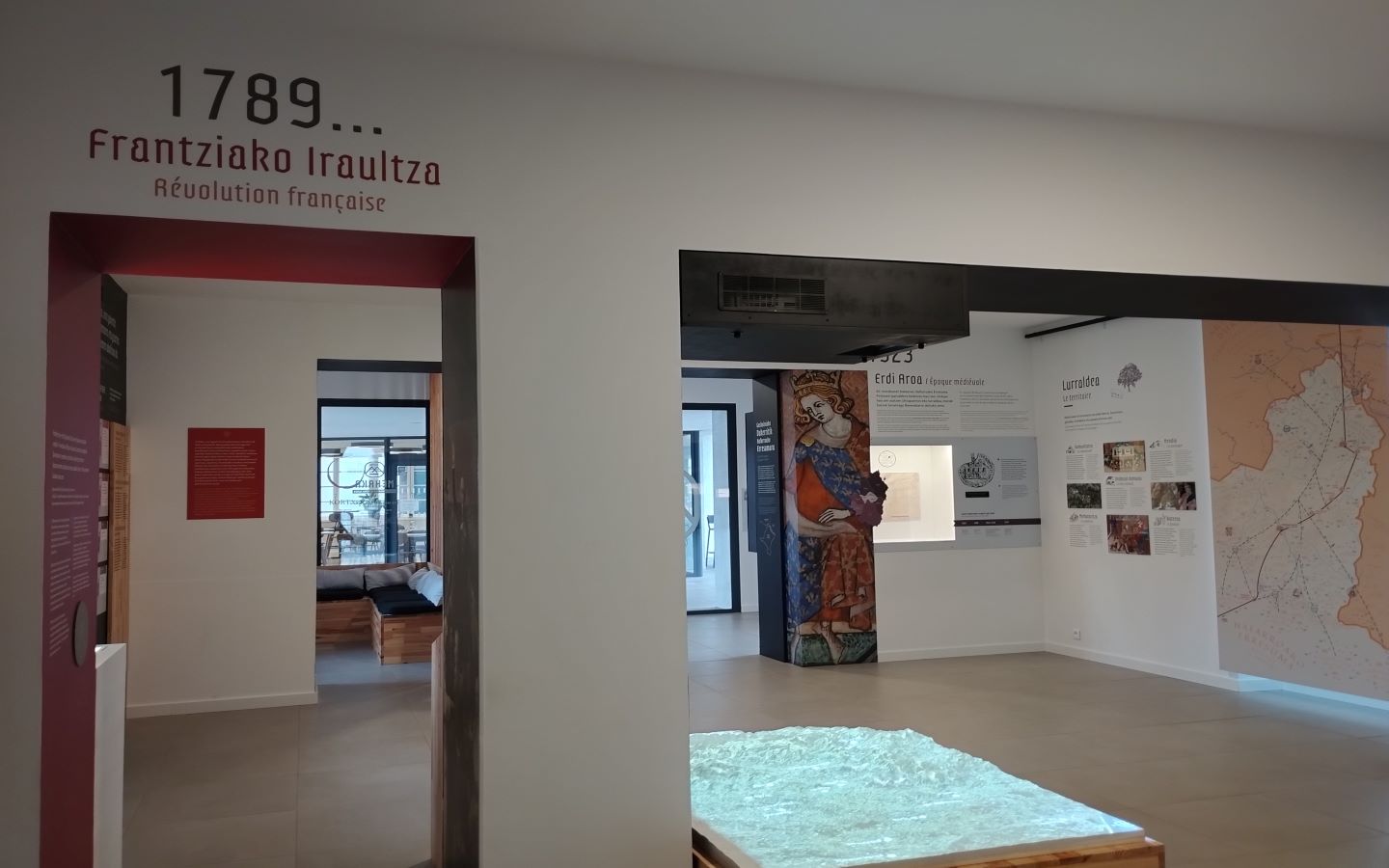 Visite du centre d'interprétation Mehaka sur la Basse Navarre et du village de Baigorri en basque. Mehakaren bisita eta Baigorriko bisita