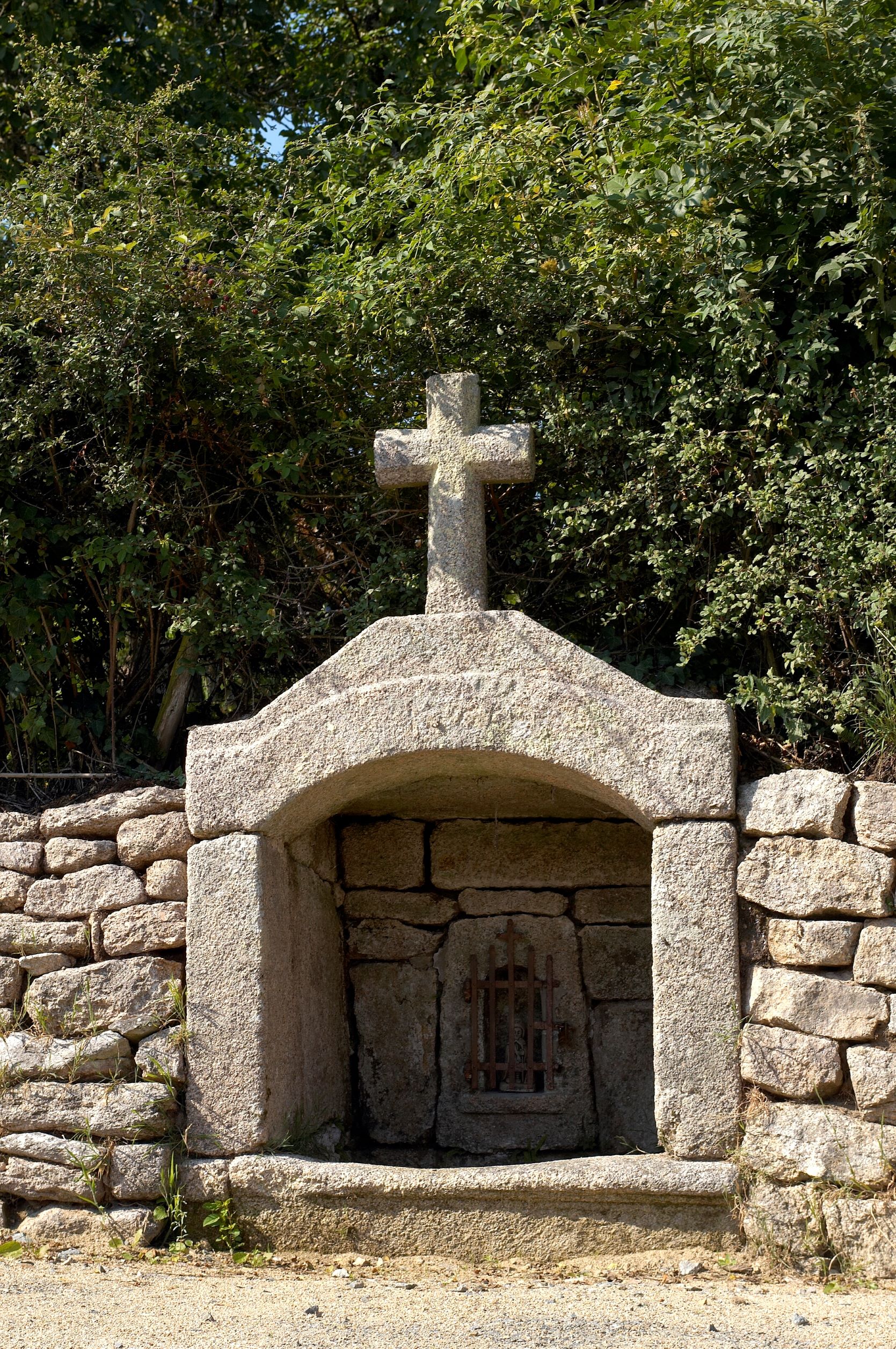 Le Lavoir et la fontaine de Saint Roch
