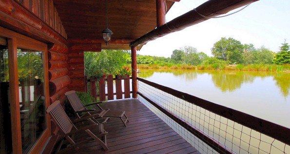 Gite insolite: Domaine de la Vergnolle Fustes en bois "le Trappeur' - photo 4