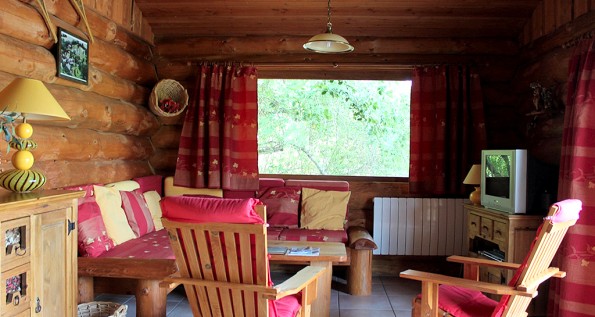 Gite insolite: Domaine de la Vergnolle Fustes en bois "le Trappeur'