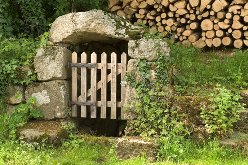 La stèle et la fontaine du Teilloux