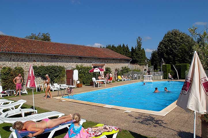 Castel Camping “Chateau de Leychoisier”