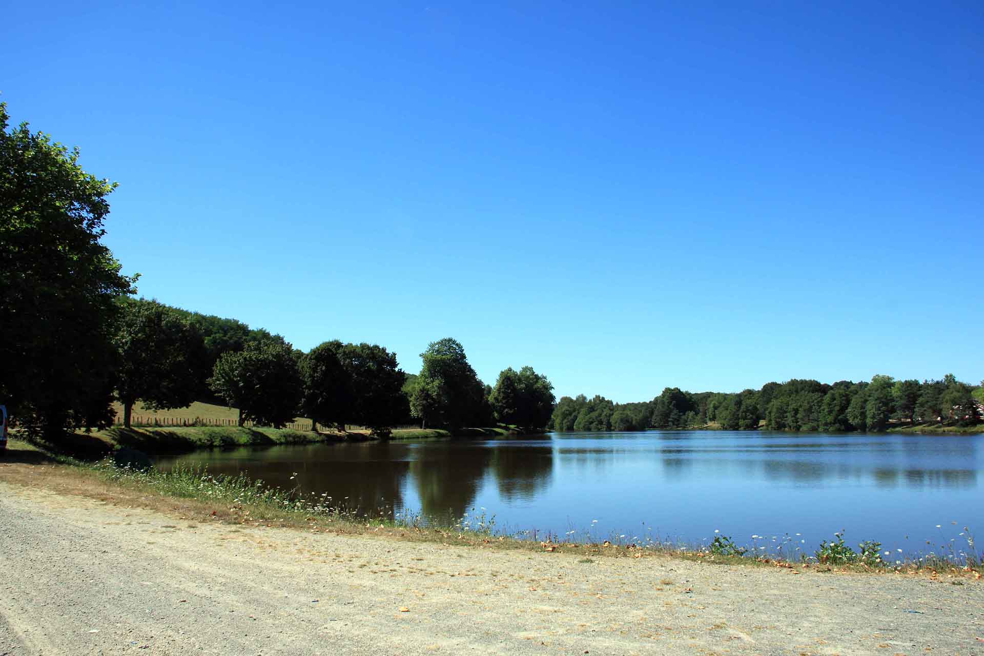 Plan d'eau de Ladignac le long
