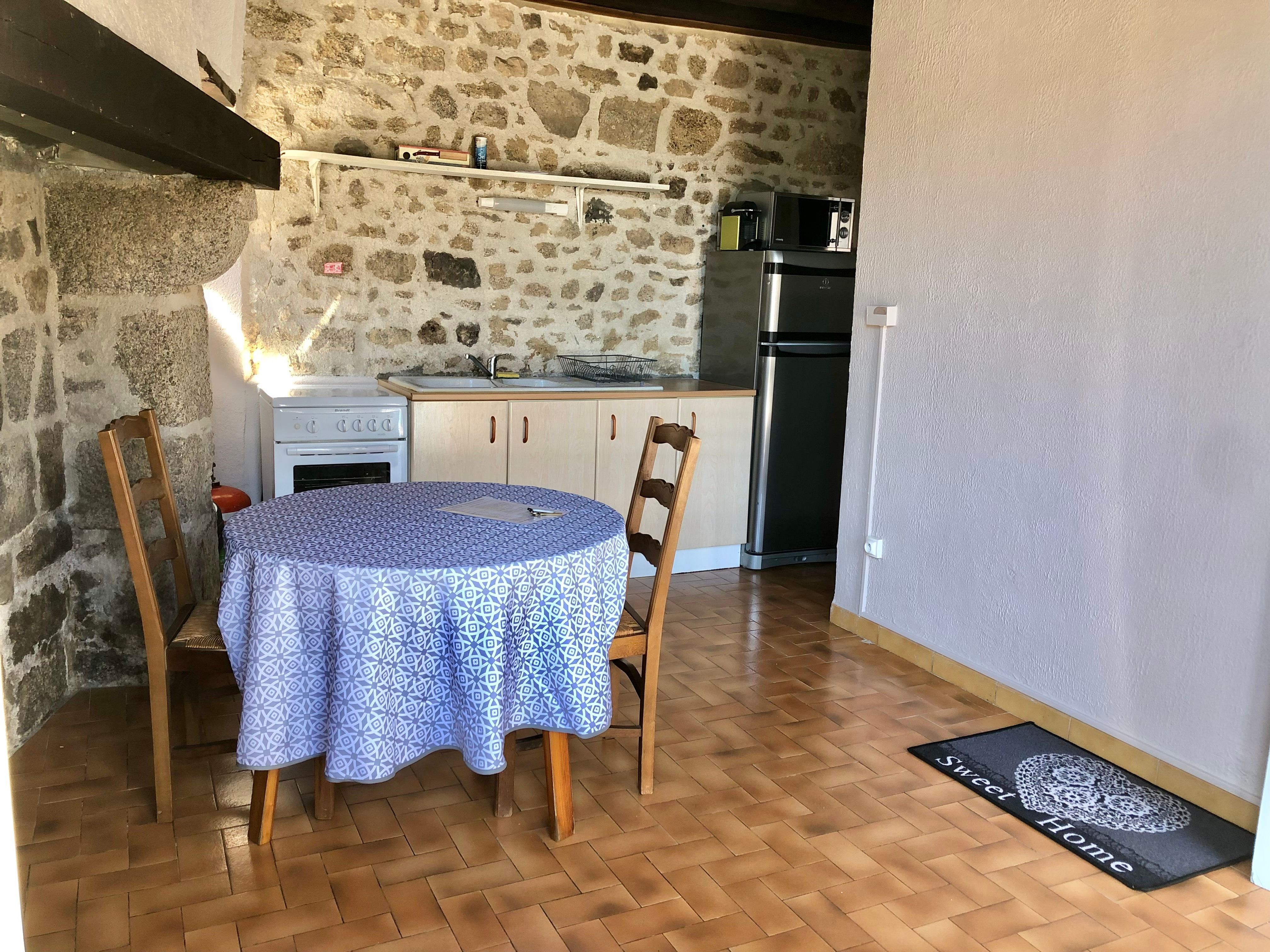 F2 Place de l'église, Sauviat-sur-Vige