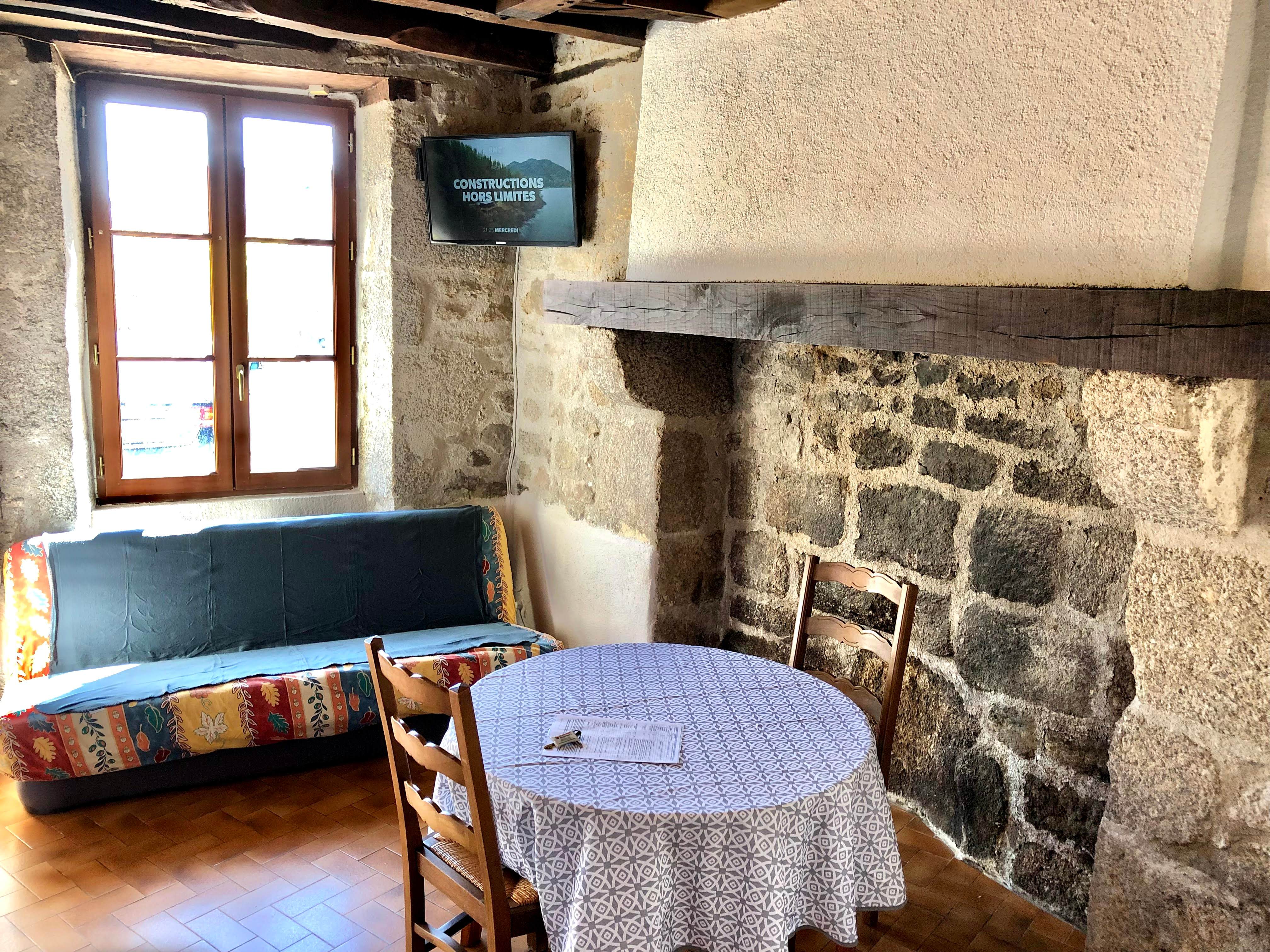 F2 Place de l'église, Sauviat-sur-Vige - photo 8