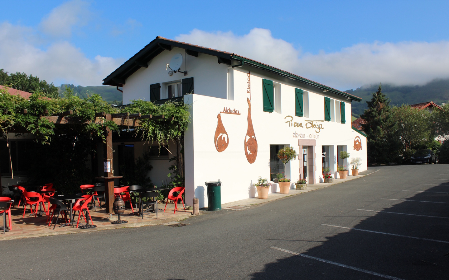 Maison Pierre Oteiza - Eleveur Artisan - Salaisons artisanales - Elevage porcs basques — Producteurs & Artisans à Pays Basque
