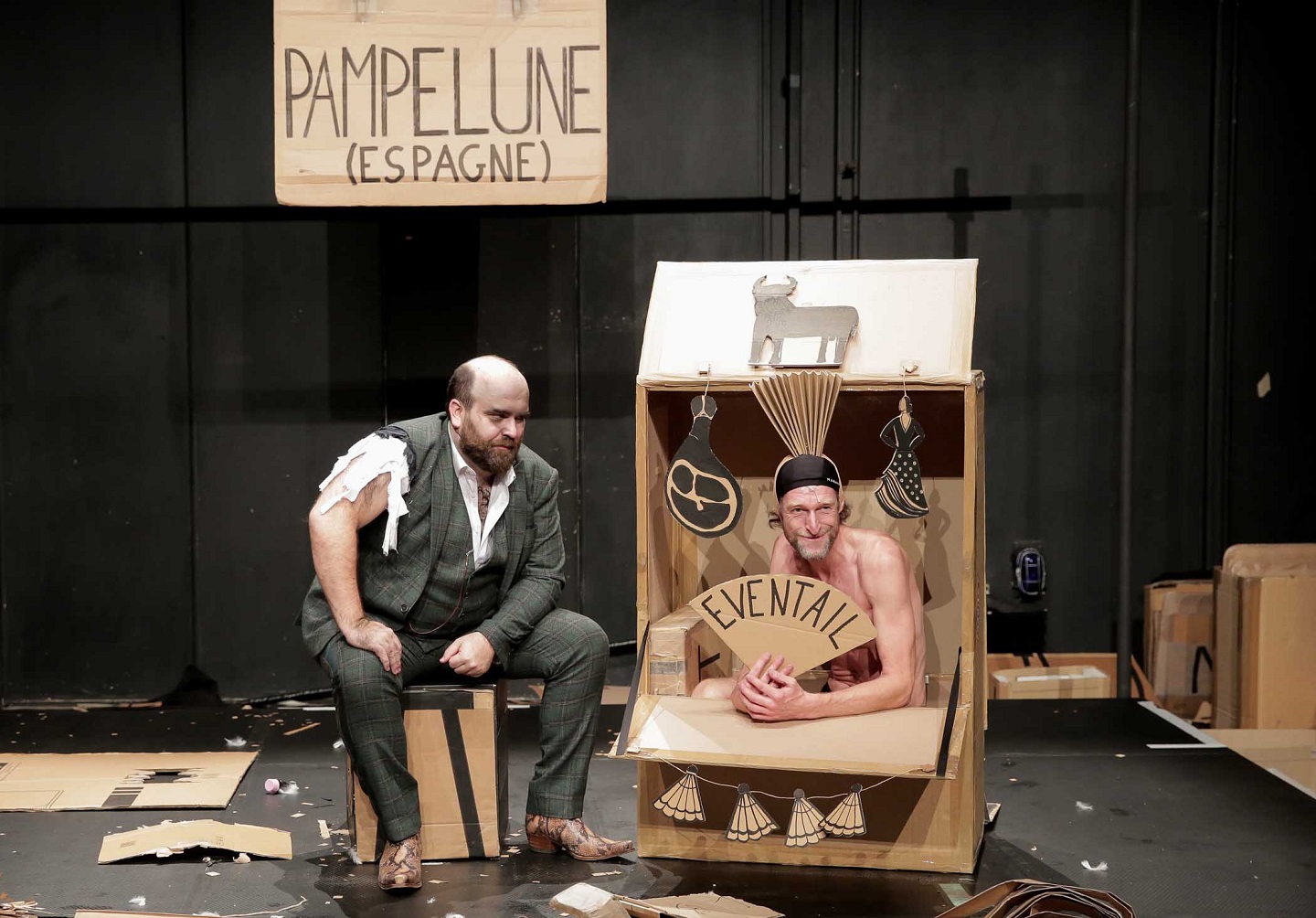 Les gros patinent bien, cabaret de carton