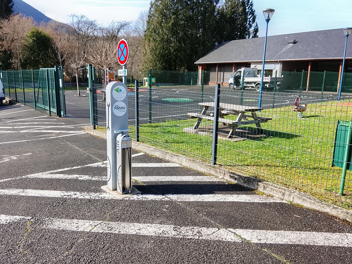 Station de réparation vélos Louvie-Juzon - Place du foyer rural