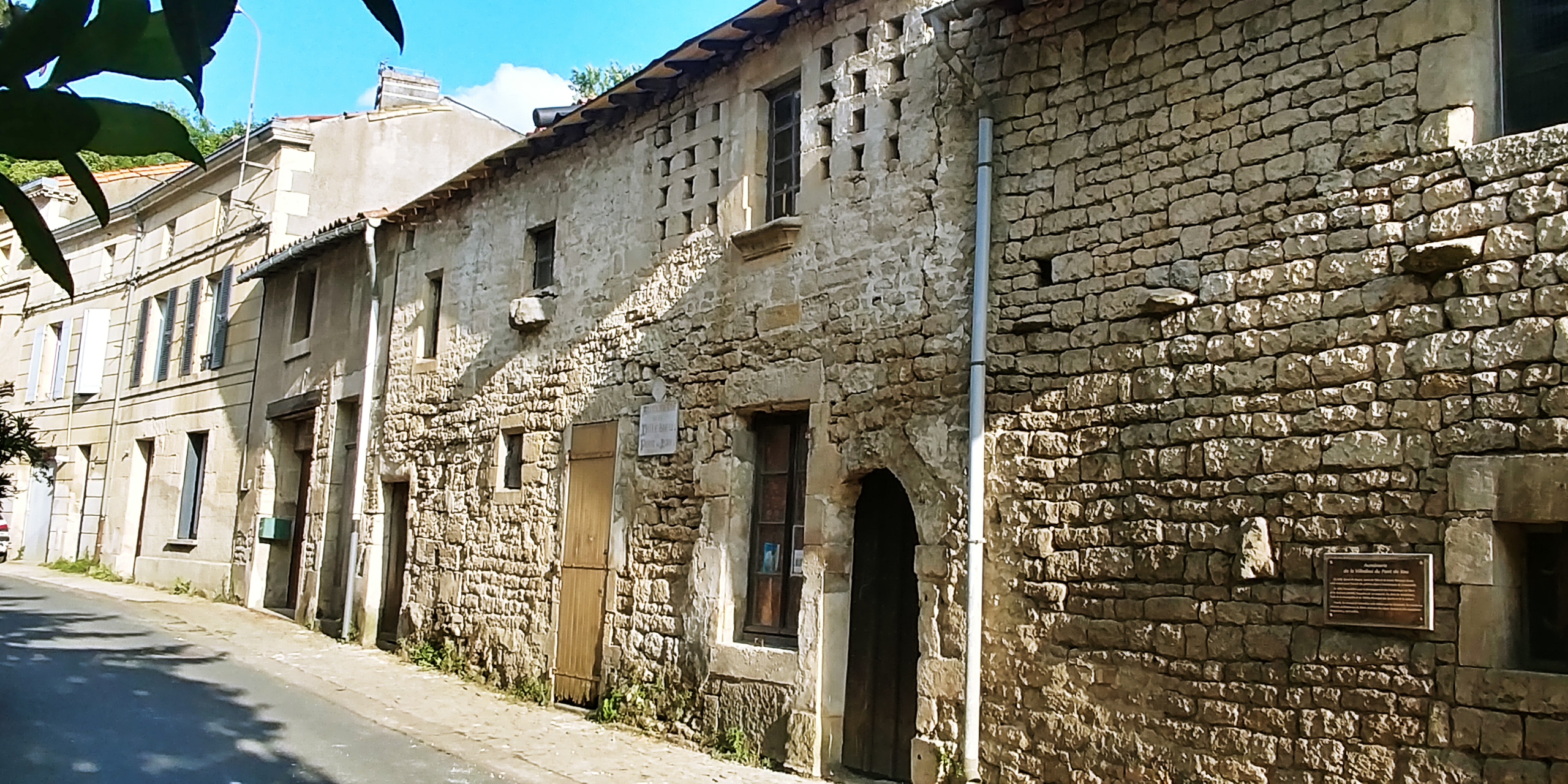 Aumônerie Saint-Jacques-de-La-Villedieu du Pont de Vau, La Crèche - photo 3
