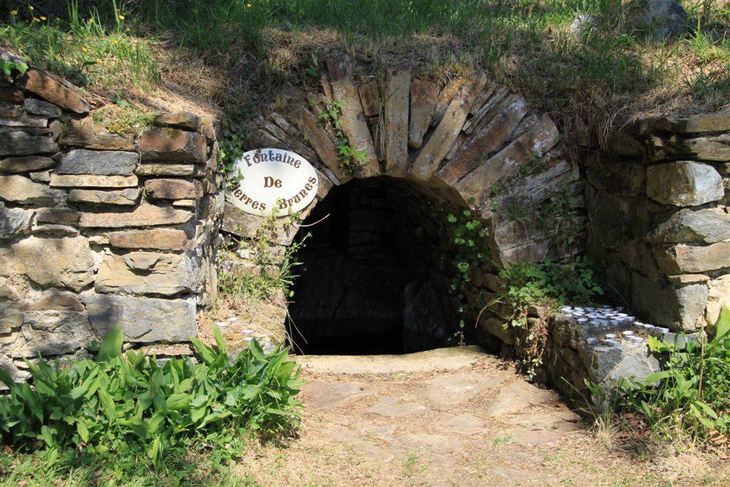 Fontaine de "Pierre Brune "à Saint Germain Les Belles, Saint-Germain-les-Belles