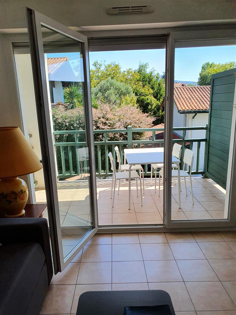 Résidence HIRUKI, M. Mme ELOI, T2 pour 4 dans quartier Belcenia   