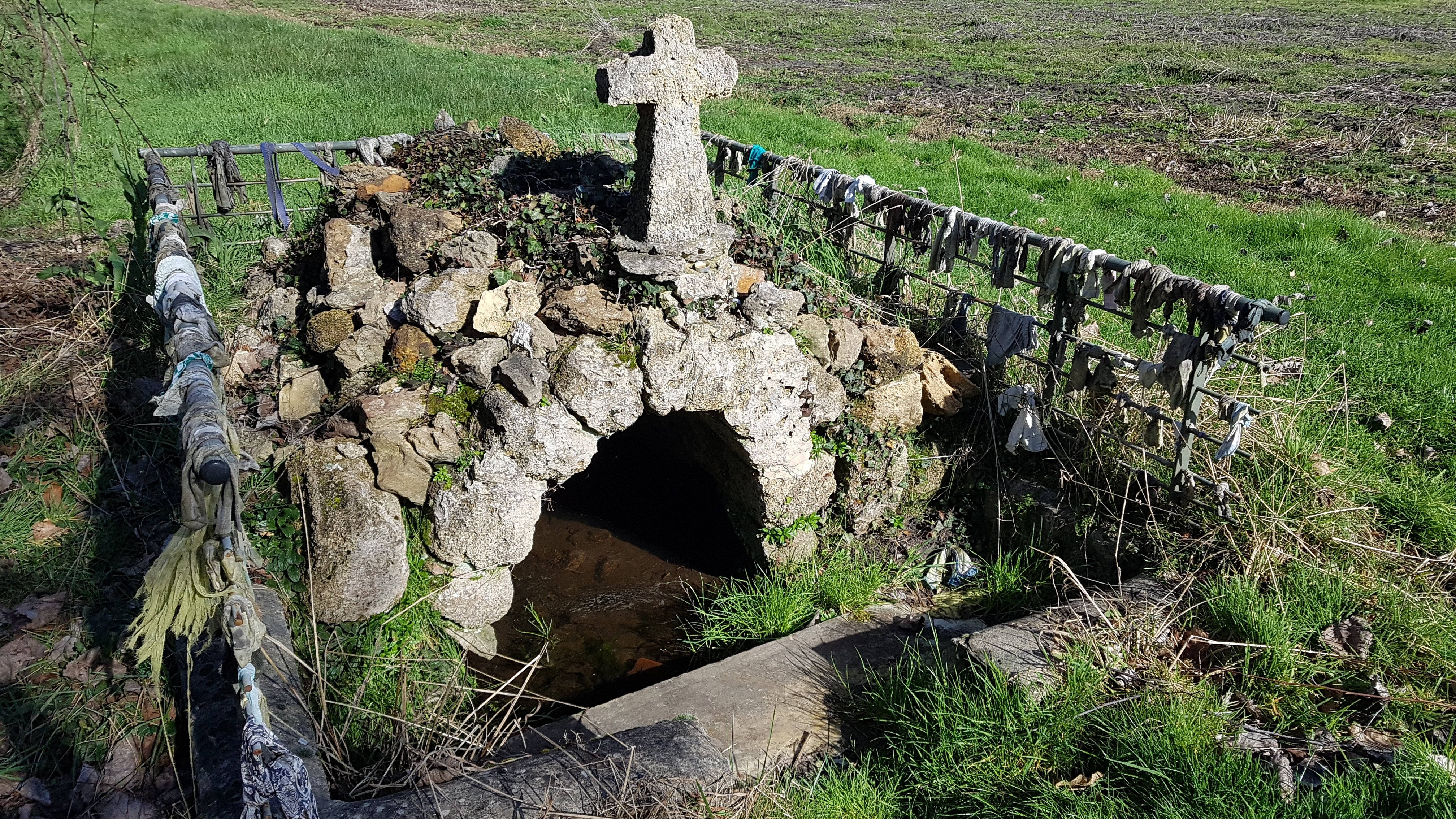 Marie-Hélène, de la chapelle de Suzan et ses fresques aux sources guérisseuses. — photo 3