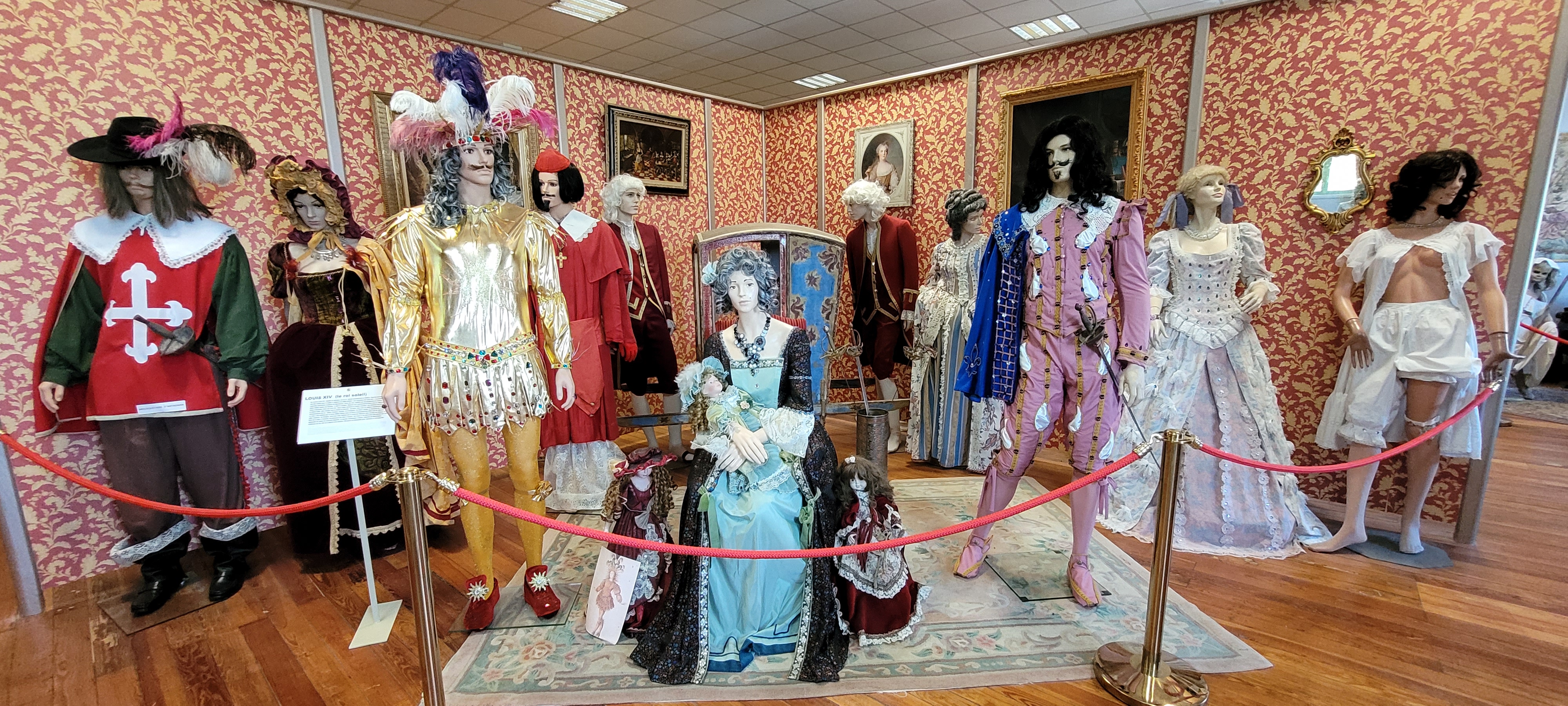 Musée "Palais du Costume Mazarin", Lesparre-Médoc - photo 4