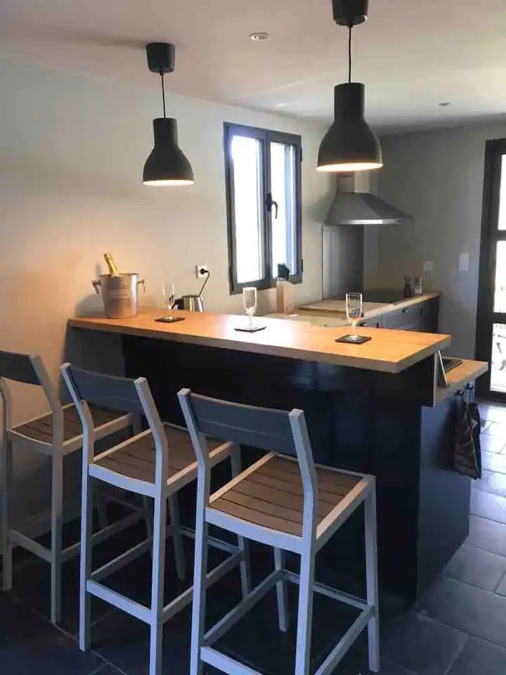 Henry's Lodge, Estigarde