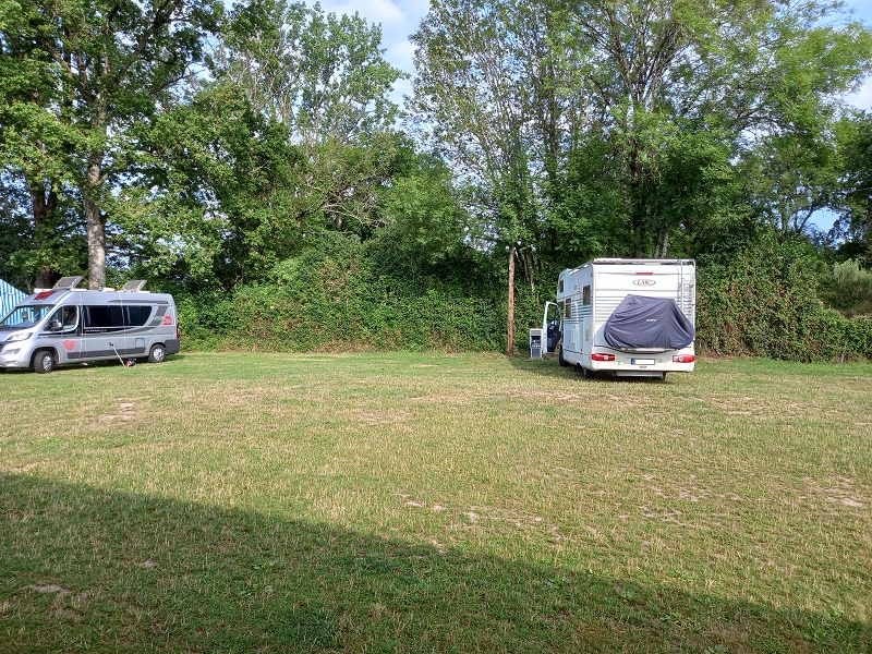 Aire naturelle de camping Les Jonchères - photo 2