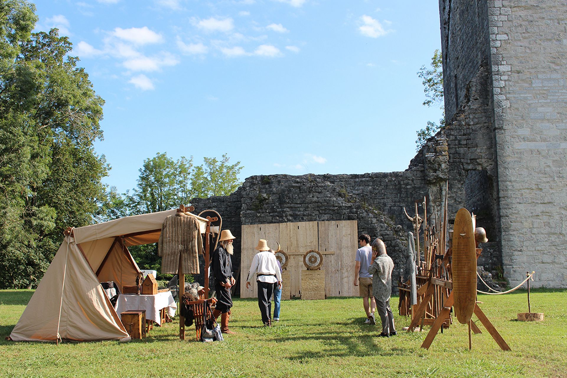 L'été au Château : Campement militaire et lancer de haches — visuel événement