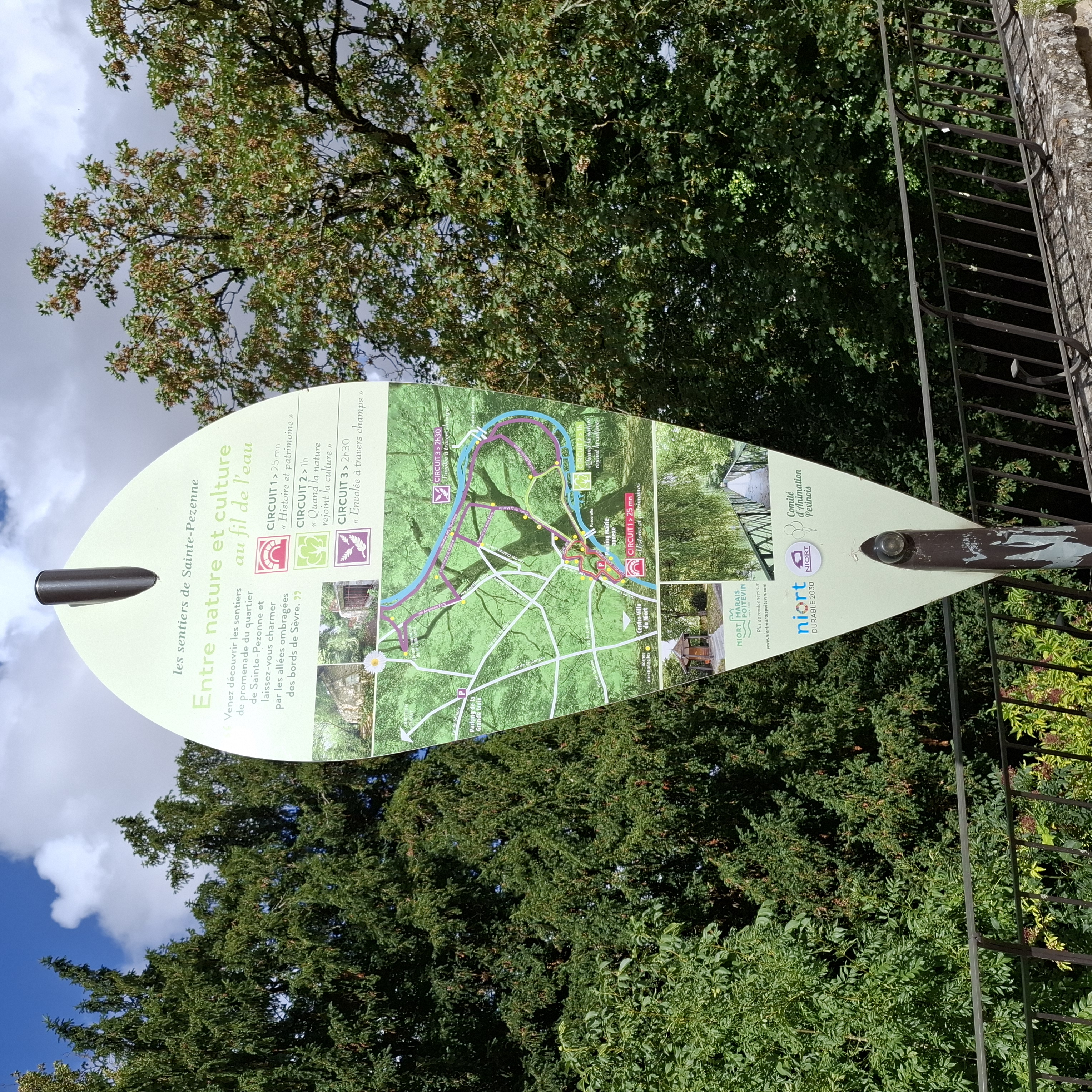 Les sentiers de Sainte-Pezenne - Envolée à travers champs