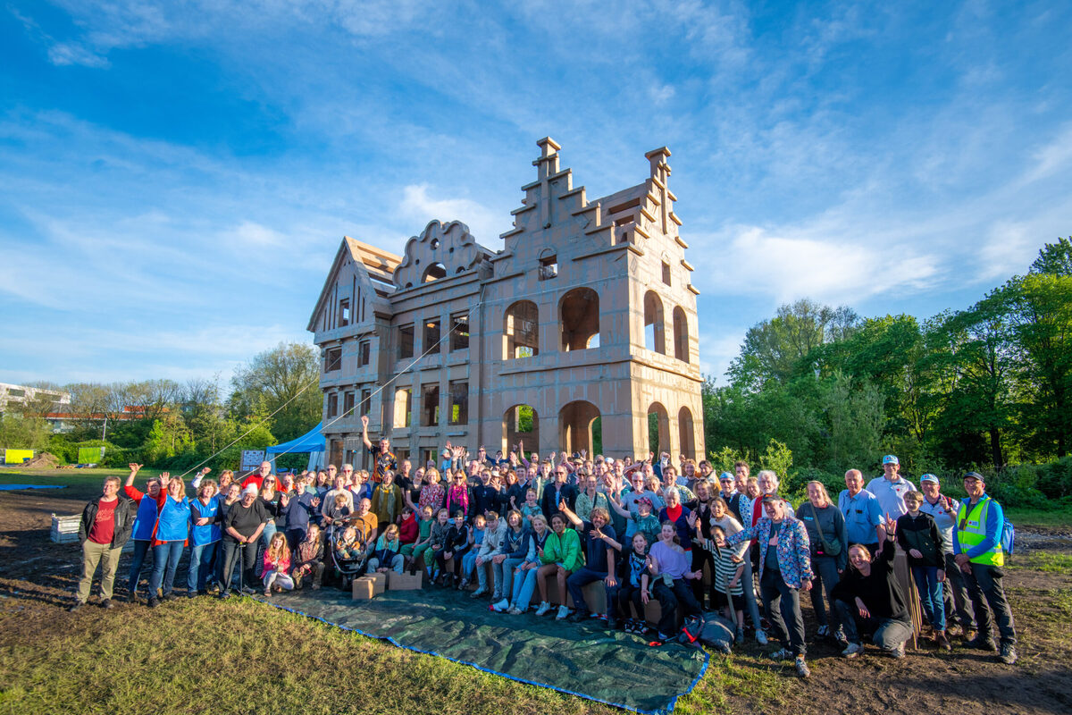 Mimos (IN) : Construction monumentale participative en carton