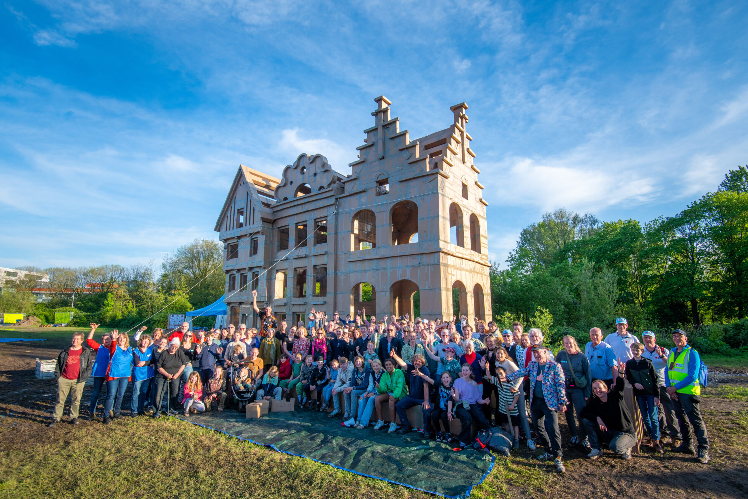 Mimos (IN) : Construction monumentale participative en carton — visuel événement