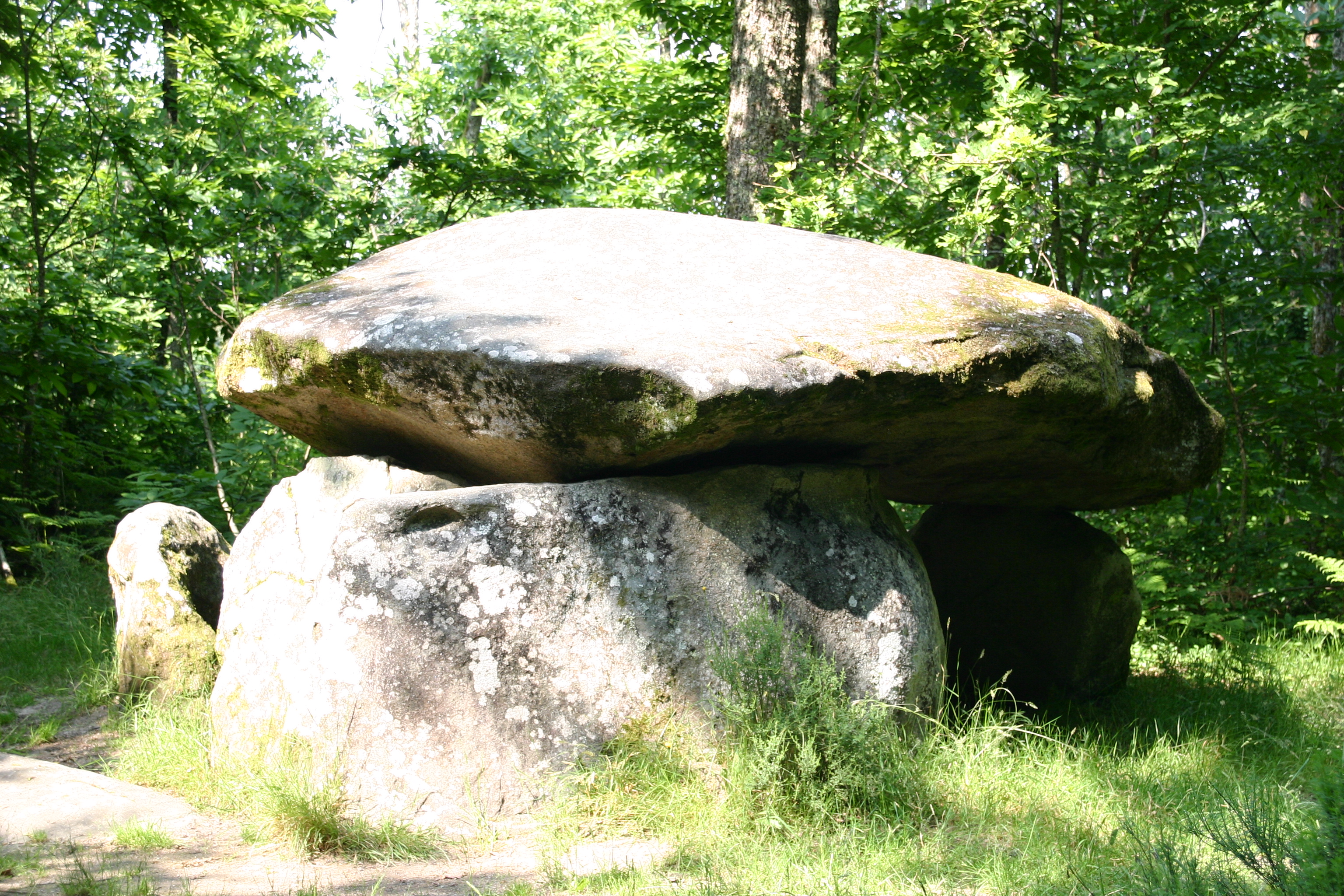 Dolmen de Bouery, Mailhac-sur-Benaize