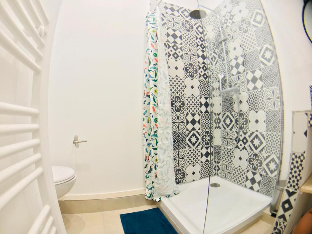 Modern Guest Niort Calisson