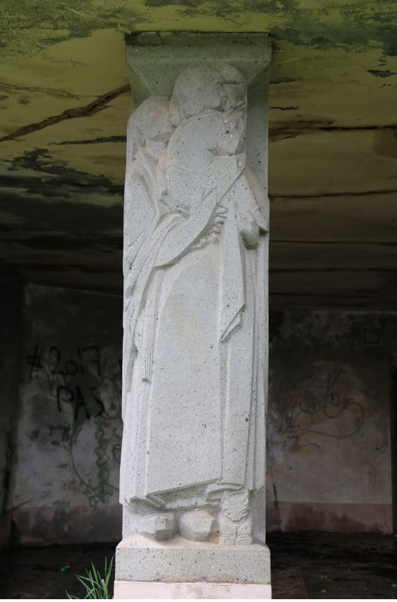 Cariatides du préau - Jardin Public