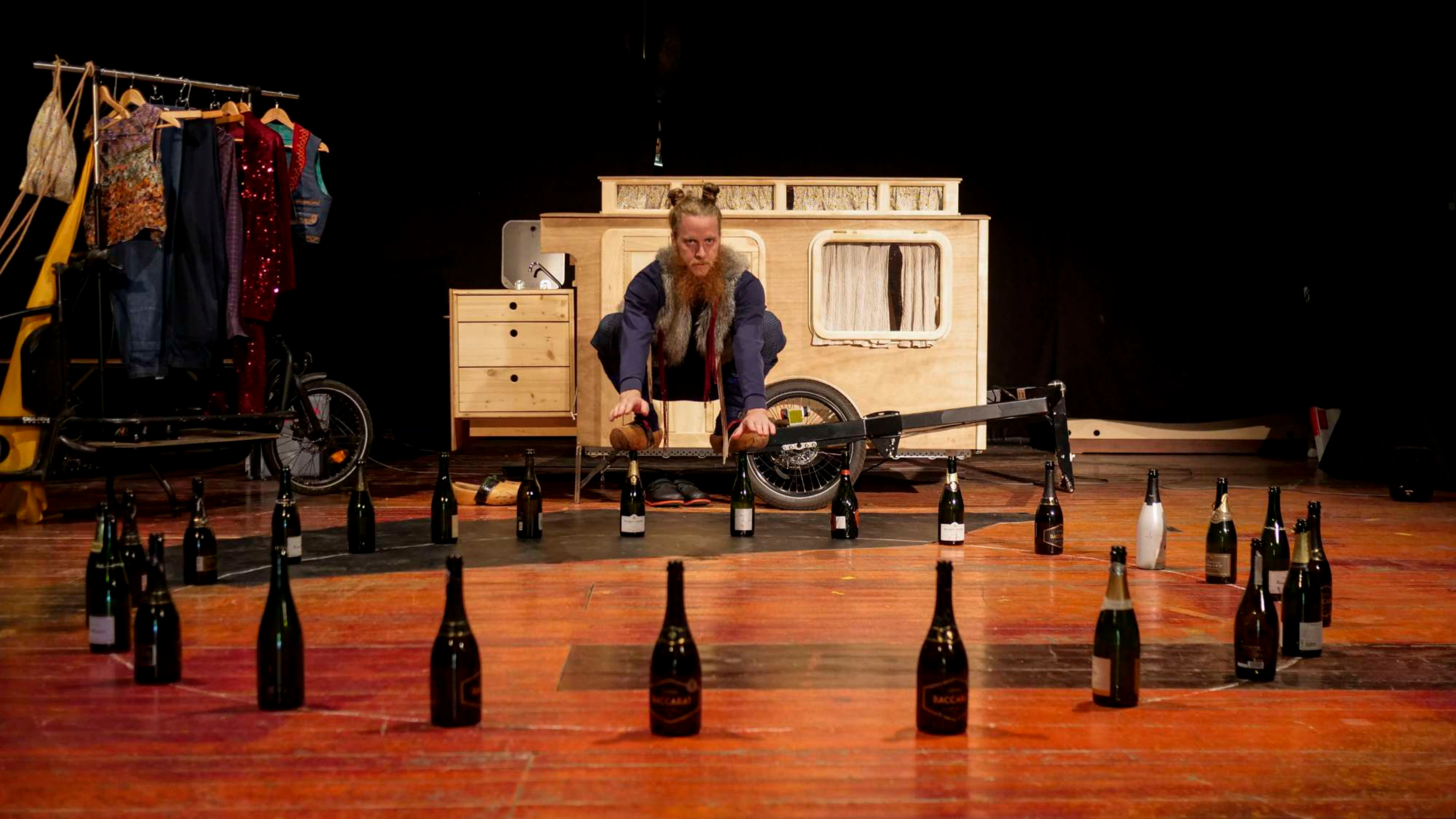 Festival Places aux arts - Spectacle de la Cie Quotidienne - "La tournée des Aurevoirs" — visuel événement
