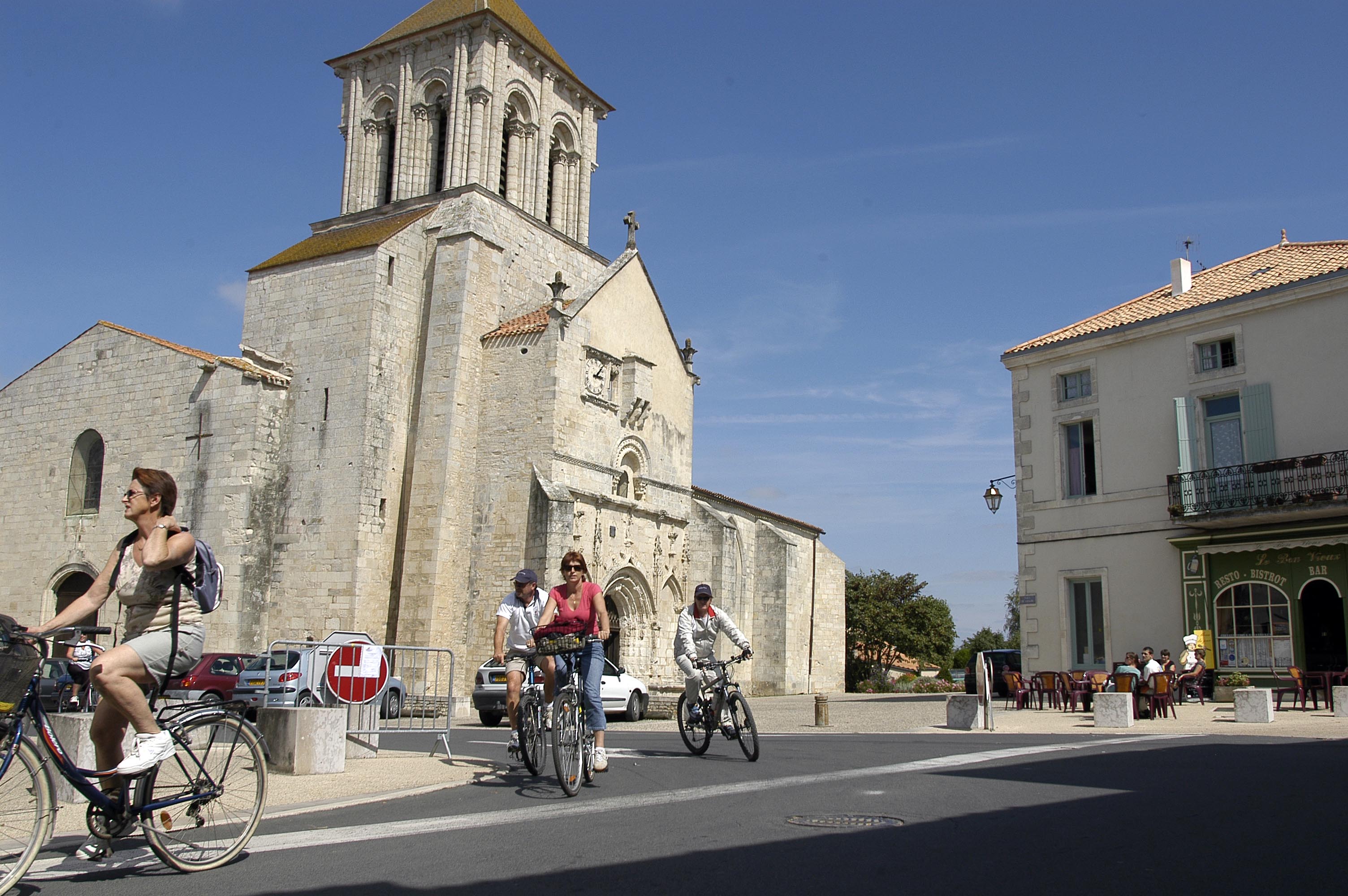 Eglise Saint-Pierre de Frontenay-Rohan-Rohan