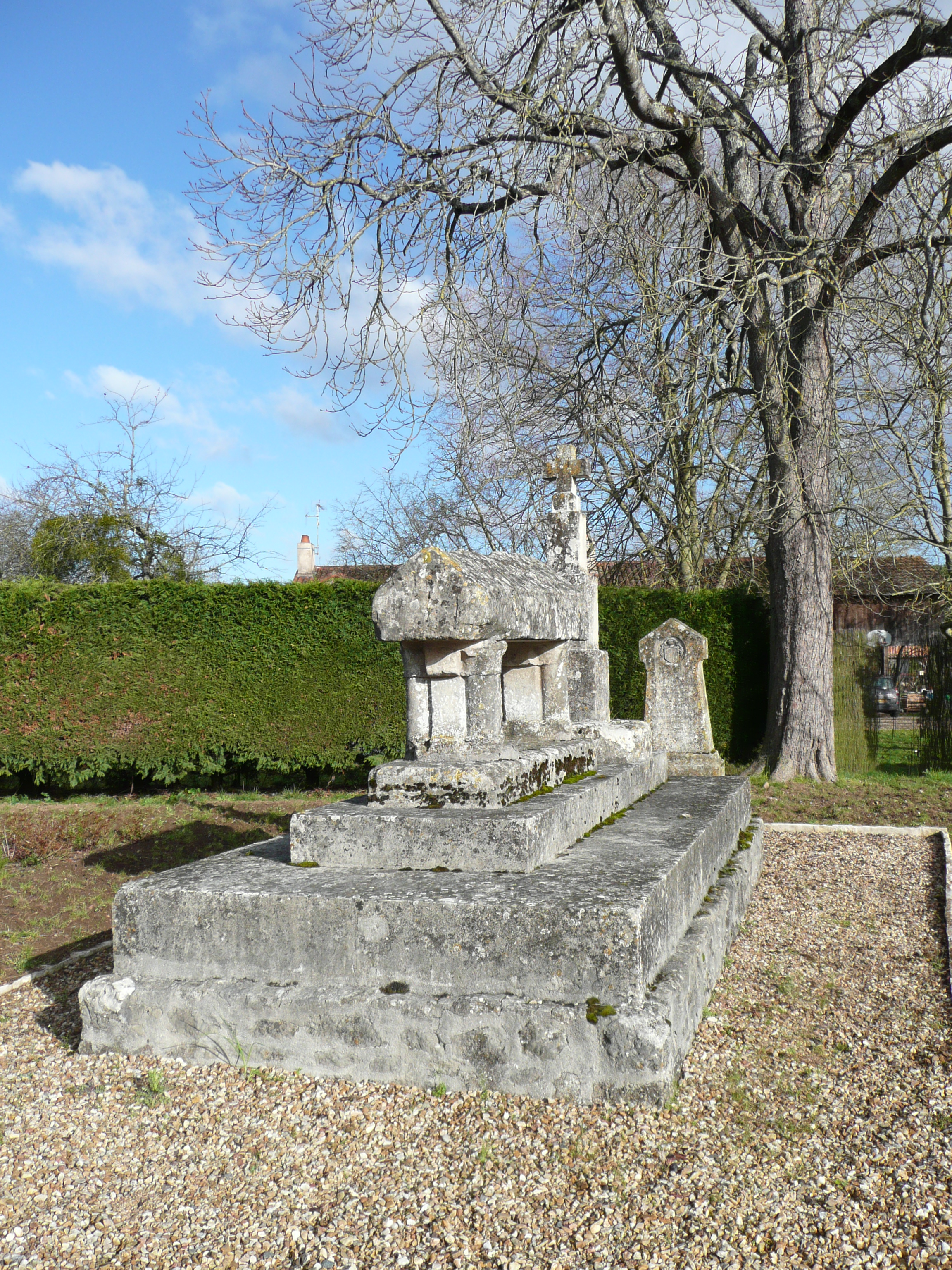Cénotaphe de Jean Chandos, Mazerolles - photo 2