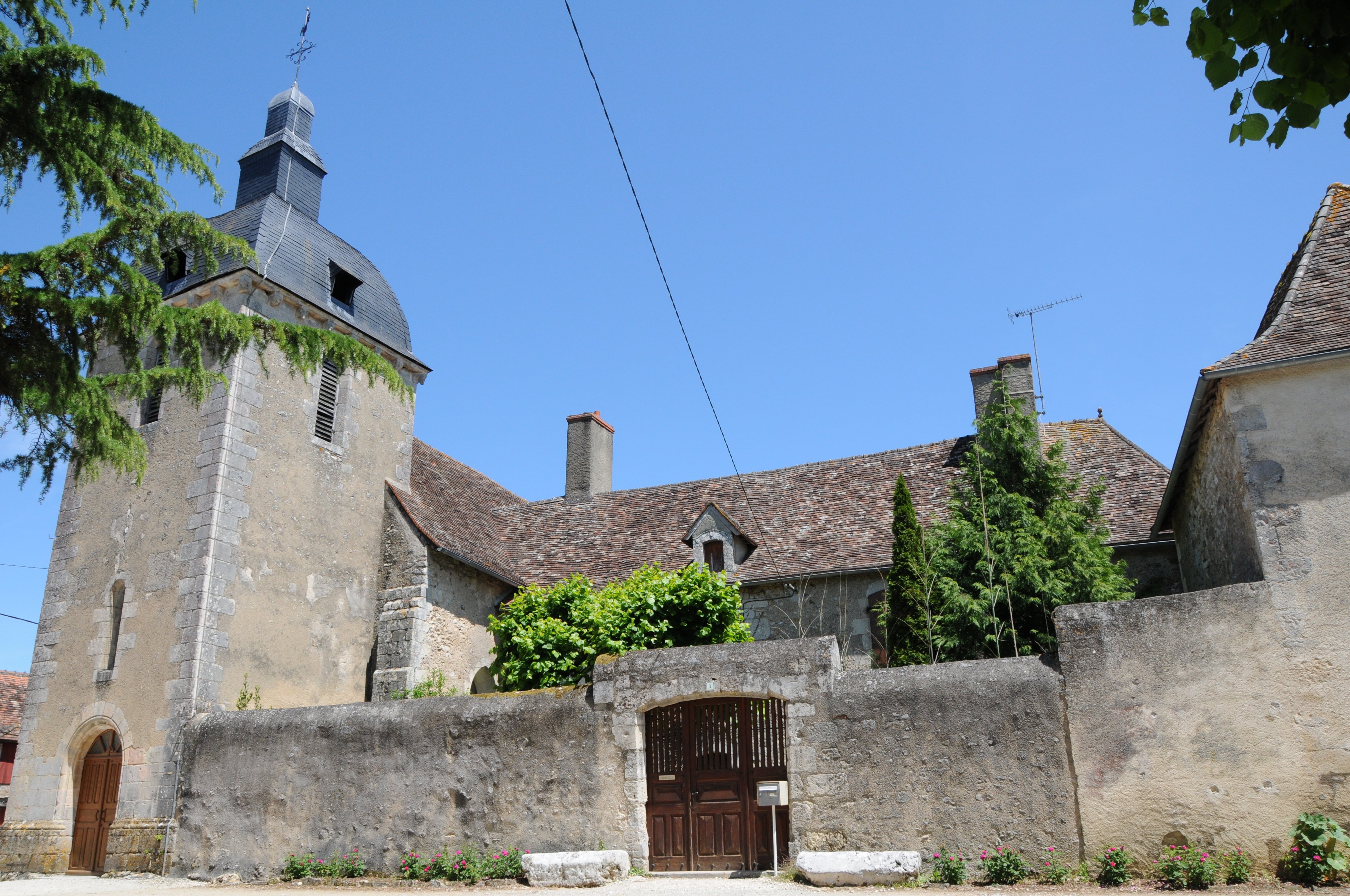 Église Saint-Hilaire et presbytère, Nalliers