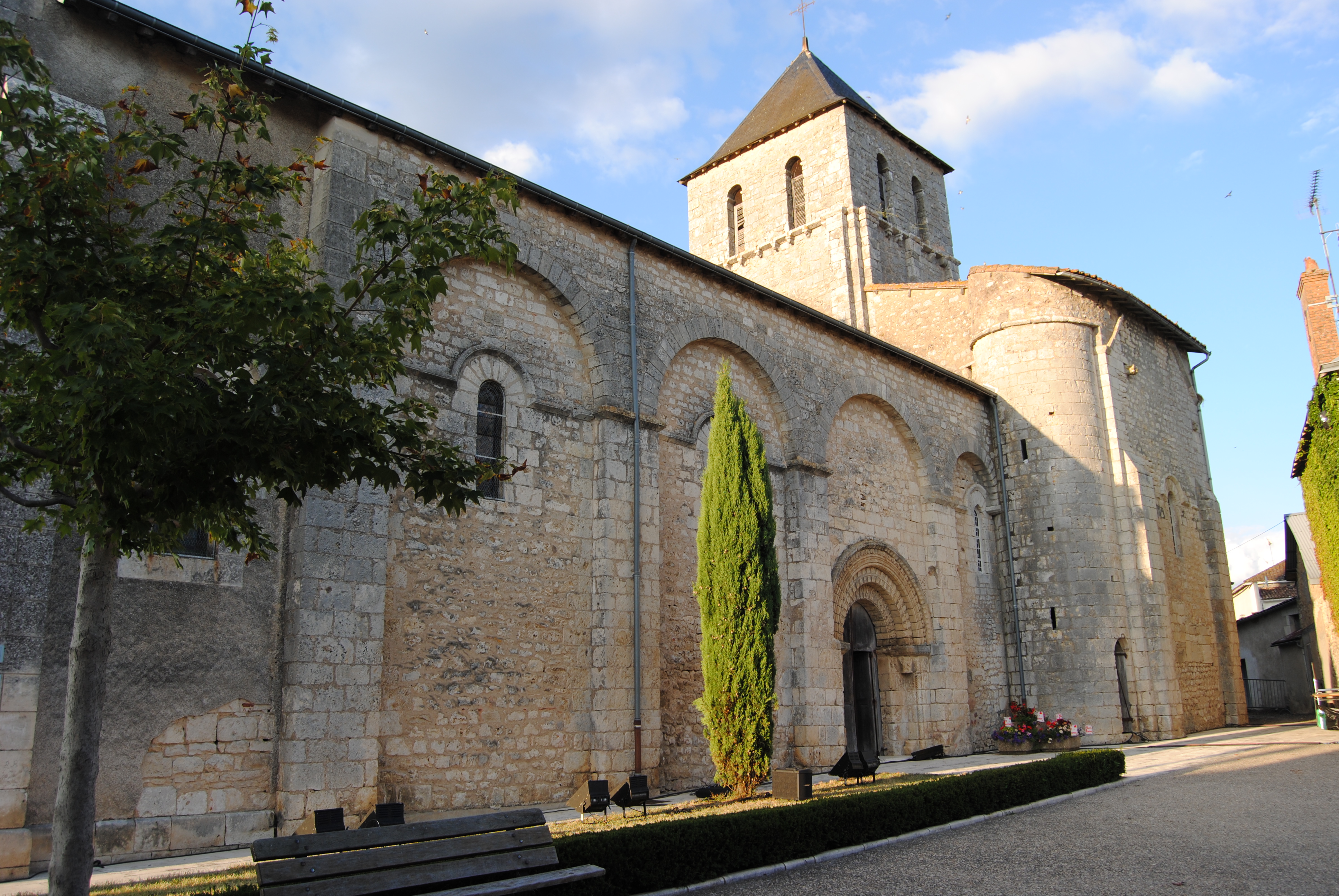 Église Notre-Dame de Bouresse, Bouresse