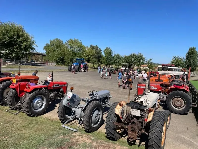 Défilé de vieux tracteurs