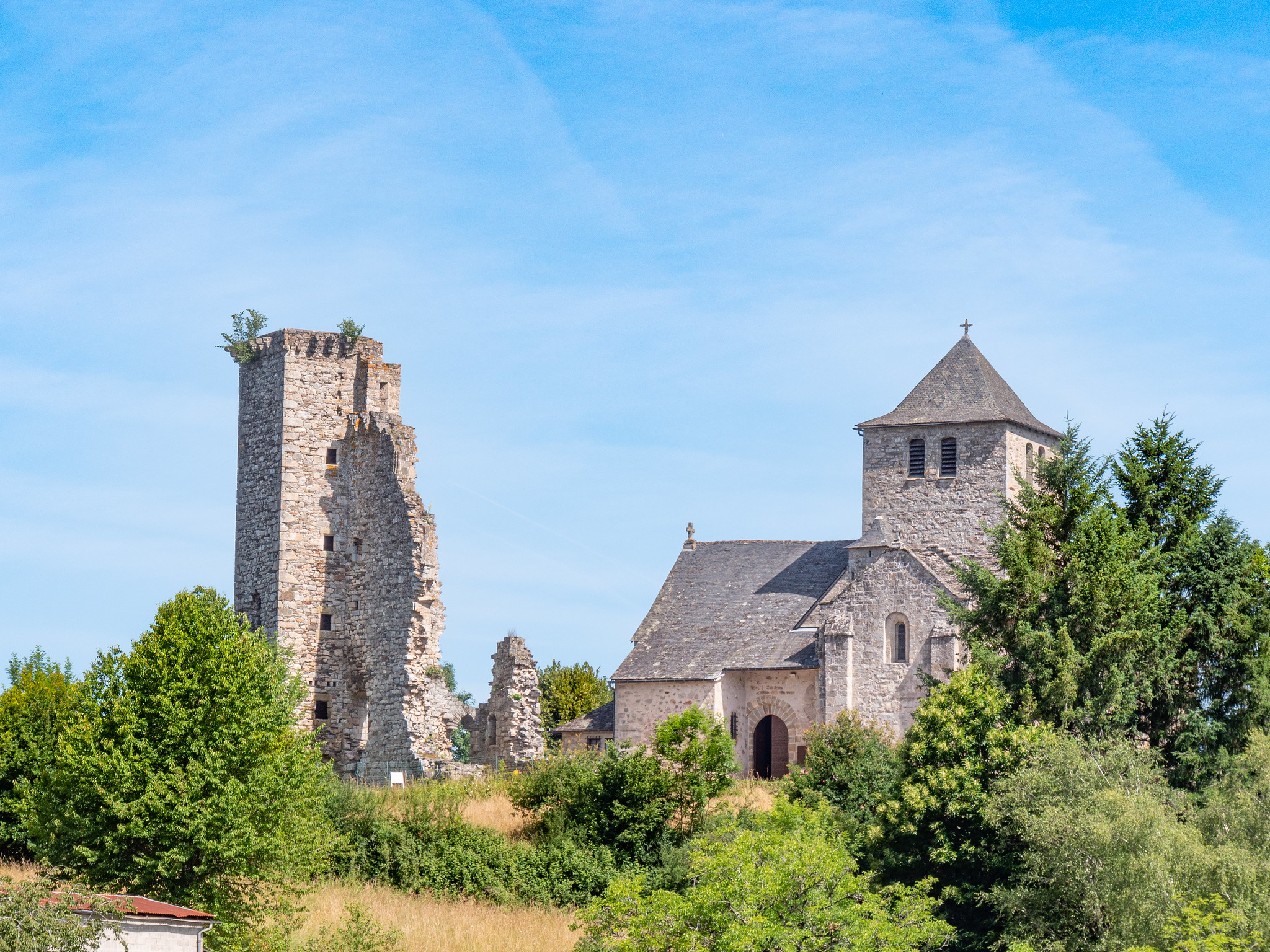 Eglise Saint-Etienne et vestige du château
