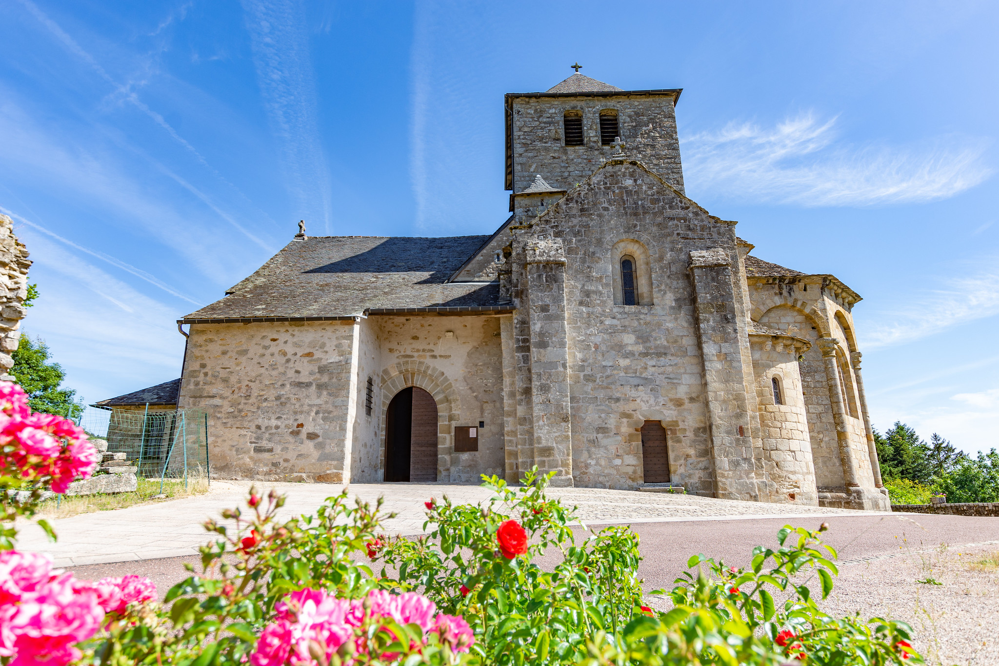 Eglise Saint-Etienne et vestige du château, Cornil