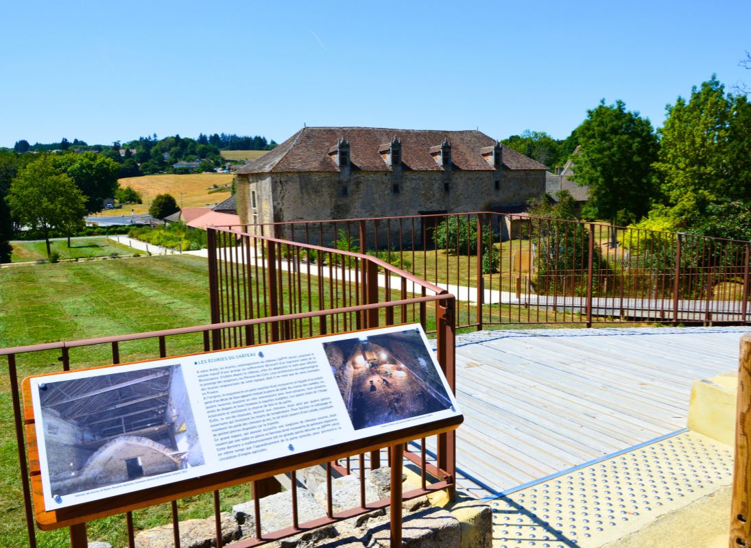 Écuries Renaissance du château des Cars, Les Cars