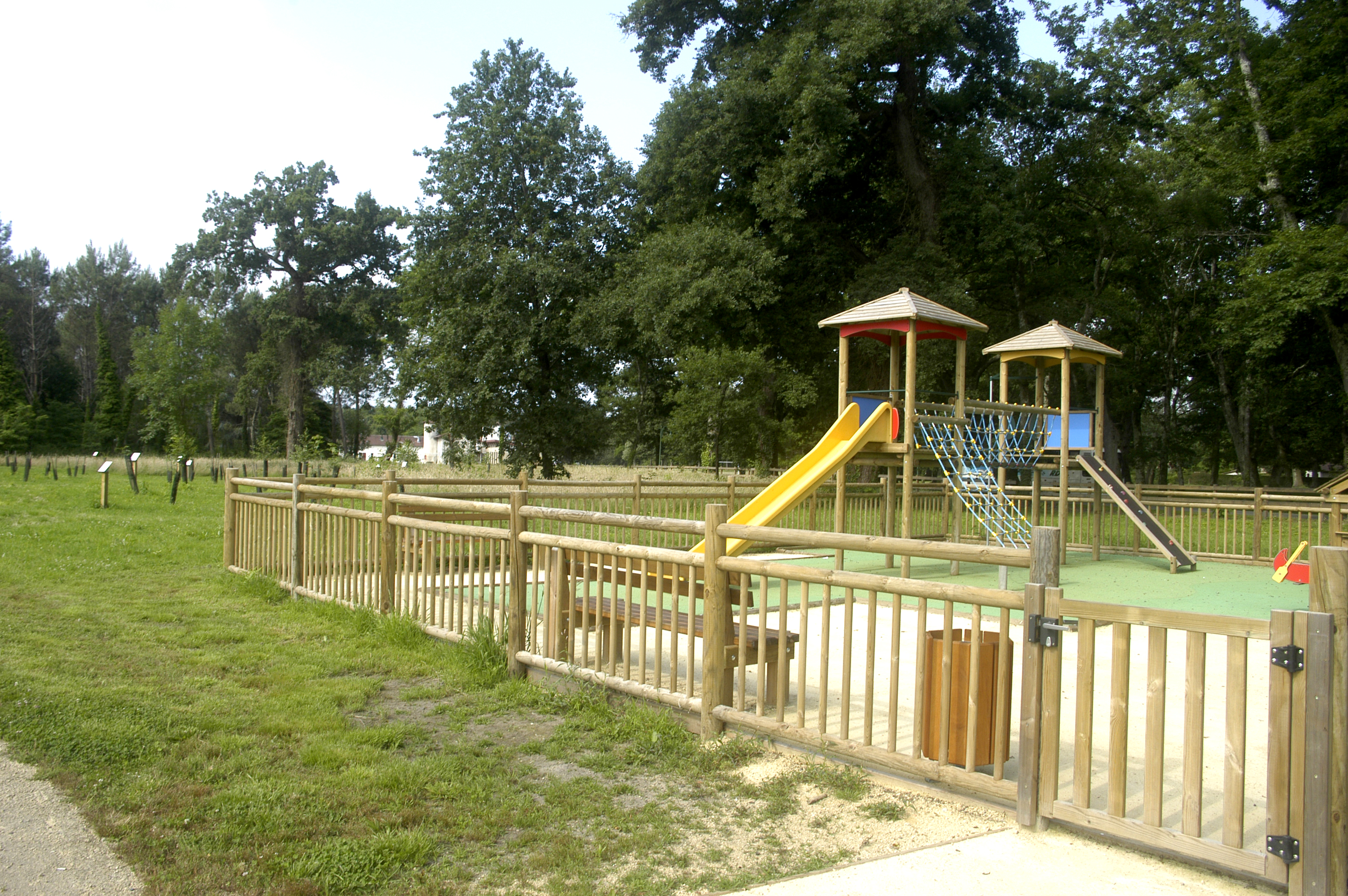 Aire de jeux à l'arborétum de Moré