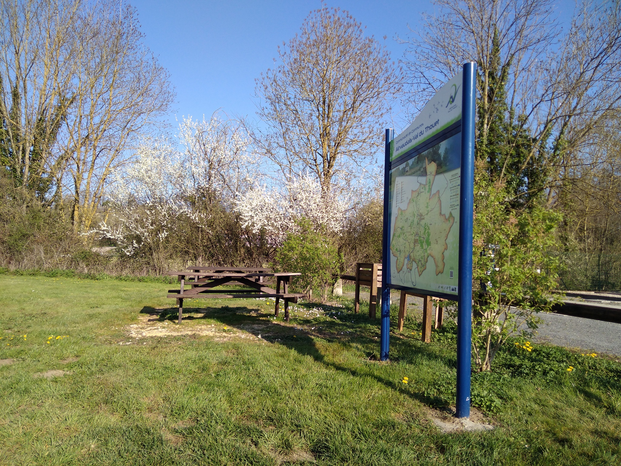 Aire de camping-cars de Saint-Loup-Lamairé - photo 2