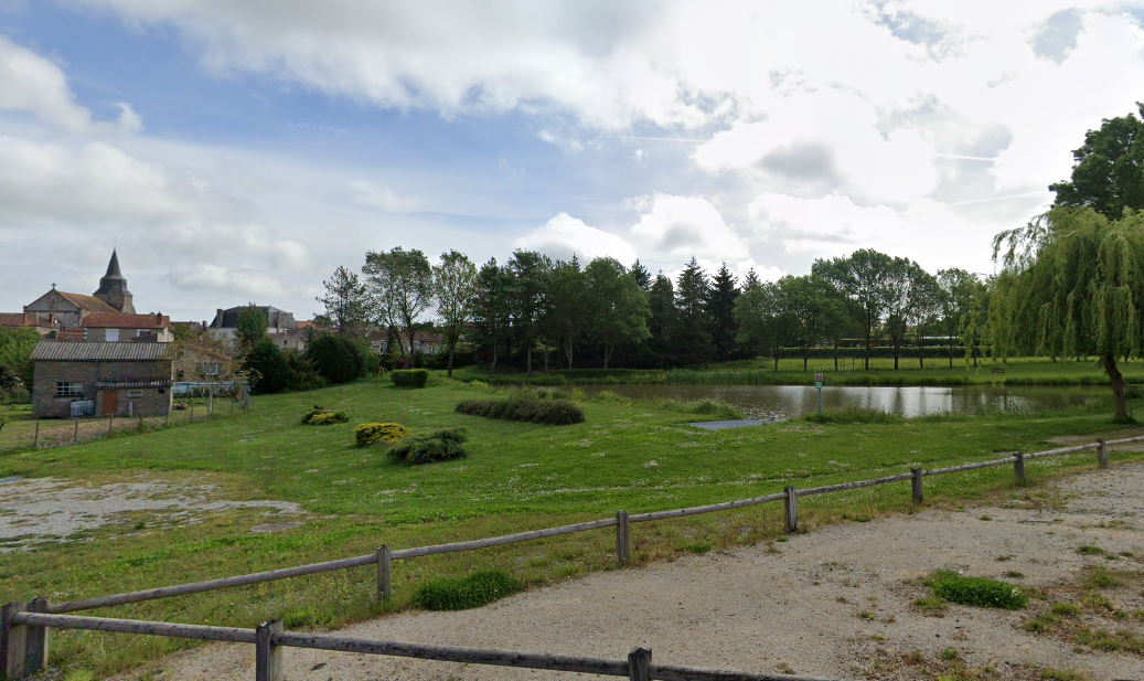 Aire de pique nique - Plan d'eau de Lathus-Saint-Rémy