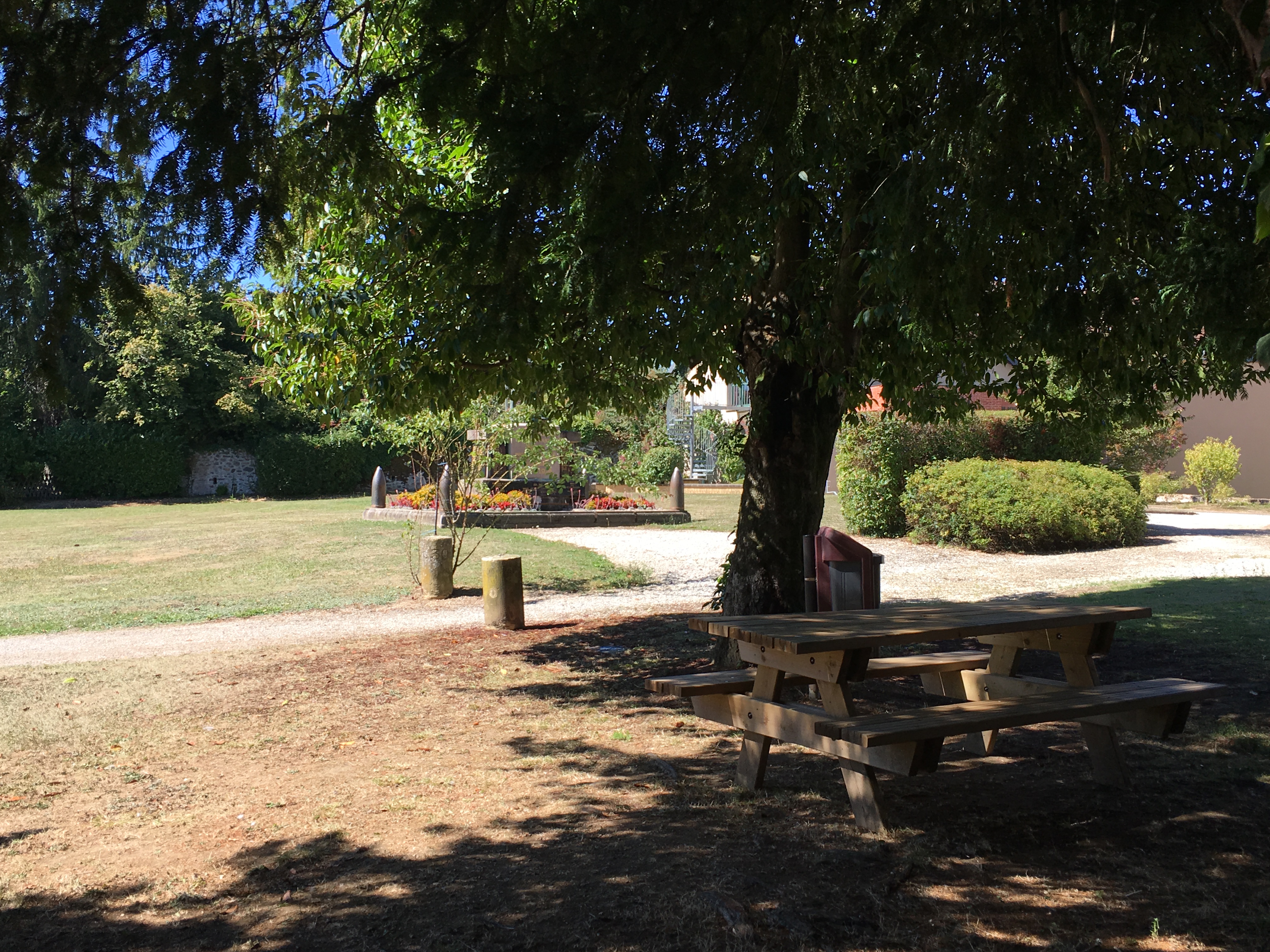 Aire de pique nique et aire de jeu, parc de la mairie